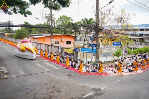 ภาพ No.128441:พิธีอัญเชิญพระบรมสารีริกธาตุ " ใจกลางเมืองนครหาดใหญ่ " เพื่อประดิษฐาน ณ มหารัตนเจดีย์สิริปทุมสวรรค์ (เจดีย์อริยพุทธะ 5 พระองค์) ศูนย์ปฏิบัติธรรมภาคใต้ อ.บางกล่ำ จ.สงขลา  วันที่ 9 มีนาคม พ.ศ. 2567 (ชุดที่ 2)