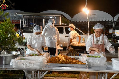 ภาพ No.108410:ถวายภัตตาหารเป็นสังฆทาน แด่คณะพระธรรมยาตราฯ ในโครงการธรรมยาตรากตัญญูบูชา มหาปูชนียาจารย์ พระมงคลเทพมุนี(สด จนฺทสโร) พระผู้ปราบมาร อนุสรณ์สถาน 7 แห่ง ปีที่ 12 วันที่ 7 มกราคม พ.ศ. 2567 ณ อนุสรณ์สถานโลตัสแลนด์ จ.สุพรรณบุรี