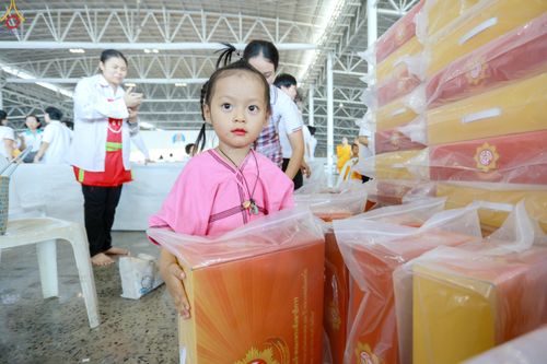 ภาพ No.322085:วันที่ 14 เมษายน พ.ศ.2569 การเตรียมกล่องไทยธรรม วันสุดท้าย เพื่องานถวายมหาสังฆทาน 40,000 กว่าวัดทั่วประเทศ วันคุ้มครองโลก 22 เมษายน พ.ศ.2569 วัดพระธรรมกาย