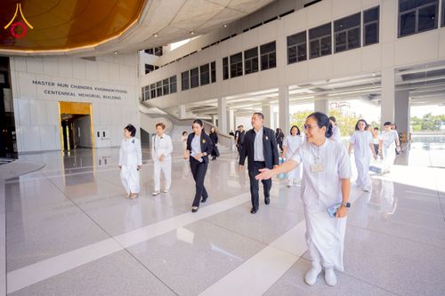 ภาพ No.271881:วันที่ 22 พฤศจิกายน พ.ศ. 2568 ผู้ว่าฯ ปทุมธานี ลงพื้นที่เยี่ยม “อำเภอคลองหลวง” พร้อมชมการเตรียมความพร้อมเทศกาลสวนดอกไม้ปทุมธานี “ทุ่งสวรรค์ ตะวันฉาย” ณ วัดพระธรรมกาย