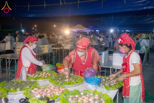 ภาพ No.201760:พิธีถวายภัตตาหารเป็นสังฆทาน แด่พระธรรมยาตรา ณ อนุสรณ์สถานบางปลา วัดบางปลา อำเภอบางเลน จังหวัดนครปฐม ในโครงการธรรมยาตรา กตัญญูบูชา มหาปูชนียาจารย์ พระมงคลเทพมุนี(สด จนฺทสโร) พระผู้ปราบมาร อนุสรณ์สถาน 7 แห่ง ปีที่ 13 วันที่ 26 มกราคม พ.ศ. 2568