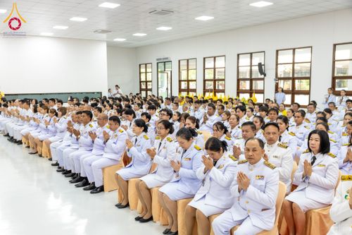 ภาพ No.179554:พิธีเจริญพระพุทธมนต์ พิธีทำบุญตักบาตรถวายพระราชกุศล และพิธีวางพานพุ่มดอกไม้ถวายราชสักการะ  แด่พระบาทสมเด็จพระบรมชนกาธิเบศร มหาภูมิพลอดุลยเดชมหาราช บรมนาถบพิตร เนื่องในวันคล้ายวันพระบรมราชสมภพ วันชาติ และวันพ่อแห่งชาติ วันพฤหัสบดีที่ 5 ธันวาคม พ.ศ. 2567 ณ
