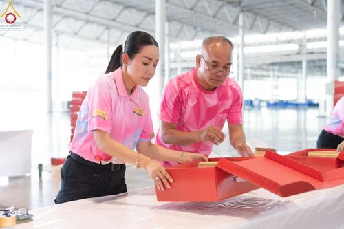 ภาพ No.211981:วันจันทร์ที่ 17 มีนาคม พ.ศ. 2568 บุญบรรจุกล่องไทยธรรม เพื่อถวายแด่พระสังฆาธิการ 40,000 กว่าวัดทั่วไทย ในวันคุ้มครองโลก 22 เมษายน พ.ศ. 2568 ณ บ้านแก้วเรือนทองคุณยายฯ วัดพระธรรมกาย