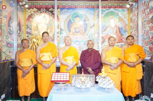 ภาพ No.80597:พิธีถวายพระบรมสารีริกธาตุแด่พระเดชพระคุณหลวงพ่อดร. ไมตรี ศากยะ เจ้าอาวาสวัดอานันทกุฏิ เพื่อประดิษฐานในเจดีย์สภาสงฆ์นิกายเถรวาท มหายานและวัชรยานแห่งเนปาล (Dharmodaya Sabha) ณ ลุมพินี ประเทศเนปาล  วันที่ 1 พฤษภาคม พ. ศ. 2566