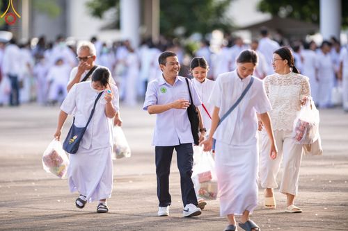 ภาพ No.143350:พิธีตักบาตร ข้าวสารอาหารแห้ง ณ บ้านแก้วเรือนทองคุณยายฯ และ พิธีบูชาข้าวพระ  ณ สภาธรรมกายสากล วัดพระธรรมกาย วันอาทิตย์ที่ 7 กรกฎาคม พ.ศ. 2567