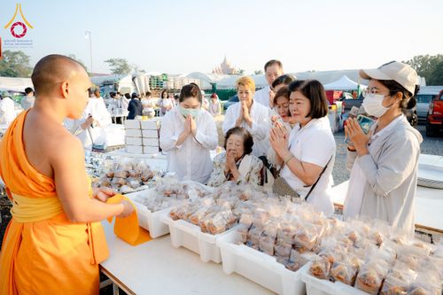 ภาพ No.197886:สาธุชนถวายภัตตาหารเป็นสังฆทาน แด่พระธรรมยาตรา ณ วัดโบสถ์(บน) ตำบลบางคูเวียง อำเภอบางกรวย จังหวัดนนทบุรี ในโครงการธรรมยาตรา กตัญญูบูชา มหาปูชนียาจารย์ พระมงคลเทพมุนี(สด จนฺทสโร) พระผู้ปราบมาร อนุสรณ์สถาน 7 แห่ง ปีที่ 13 วันที่ 19 มกราคม พ.ศ. 2568