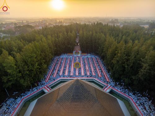 ภาพ No.190178:พิธีตักบาตรพระธรรมยาตรา ณ อนุสรณ์สถานลำดับที่ 1 สถานที่เกิดด้วยรูปกายเนื้อ อนุสรณ์สถานมหาวิหารพระมงคลเทพมุนี (โลตัสแลนด์) อ.สองพี่น้อง จ.สุพรรณบุรี ในโครงการธรรมยาตรา กตัญญูบูชา มหาปูชนียาจารย์ พระมงคลเทพมุนี(สด จนฺทสโร) พระผู้ปราบมาร อนุสรณ์สถาน 7 แห่ง 