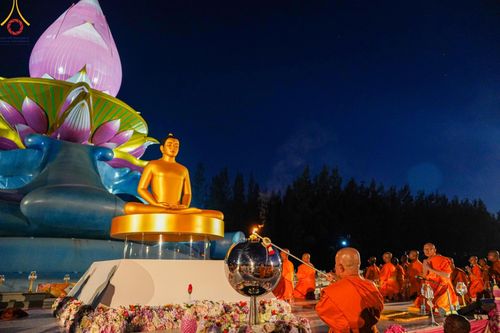 ภาพ No.175903:พิธีจุดประทีปโคมลาน, โคมลอยและลอยกระทง ถวายประทีปเป็นพุทธบูชา สร้างความสว่างไสวให้กับแผ่นดินด้วยแสงธรรม วันที่ 15 พฤศจิกายน พ.ศ. 2567 ณ พุทธอุทยานนานาชาติ อ.โพนพิสัย จ.หนองคาย