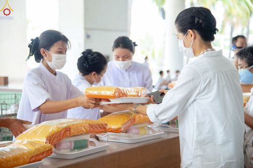 ภาพ No.82773:พิธีบุพเปตพลี ครั้งที่ 136 ร่วมอุทิศบุญแด่ญาติที่ล่วงลับไปแล้ว และสืบทอดอายุพระพุทธศาสนา วันเสาร์ที่ 17 มิถุนายน พ.ศ.2566 (วันพระแรม 14 ค่ำเดือน 7) ณ หอฉันคุณยายอาจารย์ฯ วัดพระธรรมกาย