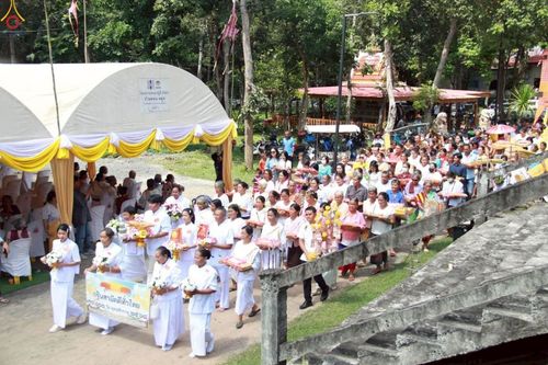 ภาพ No.262424:วันที่ 19 ตุลาคม พ.ศ. 2568 พิธีทอดกฐินสามัคคีทั่วไทย 30,000 วัด โดยคณะศิษยานุศิษย์ บูชาธรรม 81 ปี หลวงพ่อธัมมชโย ณ วัดถนนกระสัง อำเภอห้วยราช จังหวัดบุรีรัมย์