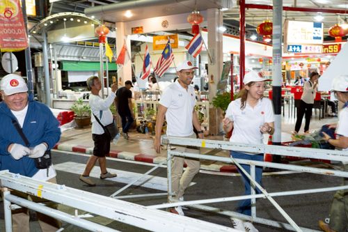 ภาพ No.237295:วันที่ 9-10 สิงหาคม พ.ศ. 2568 การเตรียมงาน เก็บงาน ของเจ้าหน้าที่ทุกสถานะ ในงานมหาสังฆทาน ตักบาตรพระ 10,000 รูป ใจกลางเมืองหาดใหญ่ จ.สงขลา