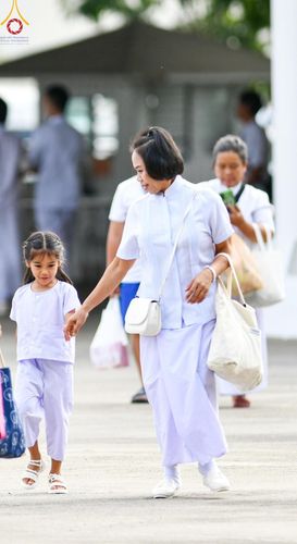 ภาพ No.139021:พิธีตักบาตร , พิธีบูชาข้าวพระ ณ ห้องแก้วสารพัด 1 สภาธรรมกายสากล วัดพระธรรมกาย วันอาทิตย์ต้นเดือนที่ 2 มิถุนายน พ.ศ. 2567