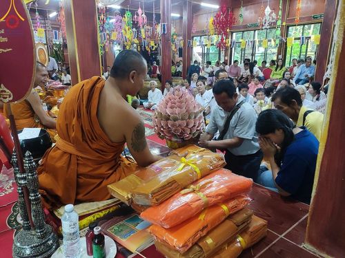 ภาพ No.183546:พิธีทอดกฐิน ณ วัดภูหินตัด จ.บุรีรัมย์ ในโครงการทอดกฐินสามัคคีทั่วไทย 30,000 วัด บูชาธรรม 80 ปี หลวงพ่อธัมมชโย โดยคณะศิษยานุศิษย์วัดพระธรรมกาย วันที่ 27 ตุลาคม พ.ศ. 2567