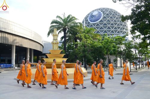 ภาพ No.165735:พิธีถวายภัตตาหารเมนูสวรรค์ วันที่ 26 ตุลาคม พ.ศ. 2567 ณ หอฉันคุณยายอาจารย์ฯ วัดพระธรรมกาย