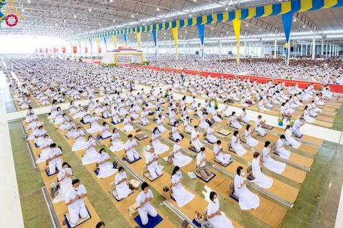 ภาพ No.99683:พิธีปฏิบัติธรรมและพิธีบูชาข้าวพระ ในวันอาทิตย์ต้นเดือนที่ 3 ธันวาคม พ.ศ. 2566 ณ สภาธรรมกายสากล วัดพระธรรมกาย จ.ปทุมธานี