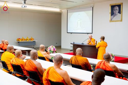 ภาพ No.222516:วันที่ 21 เมษายน พ.ศ. 2568 หลวงพ่อทัตตชีโวต้อนรับคณะสงฆ์ศรีลังกา ณ อาคาร 100 ปี คุณยายมหารัตนอุบาสิกาจันทร์ ขนนกยูง วัดพระธรรมกาย