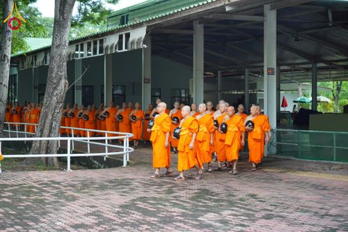 ภาพ No.144238:พิธีตักบาตรพระใหม่  โครงการบรรพชาอุปสมบทหมู่ ธรรมทายาทนานาชาติ (ภาษาจีน) ณ อาคารโถงช้าง วัดพระธรรมกาย วันอาทิตย์ที่ 14 กรกฎาคม พ.ศ. 2567