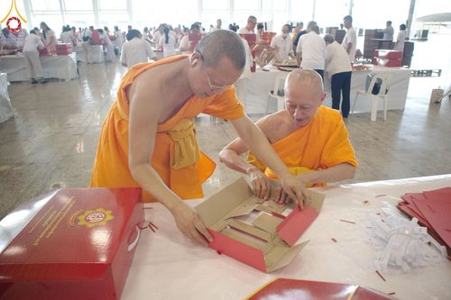 ภาพ No.210830:วันที่ 15 มีนาคม พ.ศ. 2568  บุญบรรจุกล่องไทยธรรม เพื่อถวายแด่พระสังฆาธิการ 40,000 กว่าวัดทั่วไทย ในวันคุ้มครองโลก 22 เมษายน พ.ศ. 2568