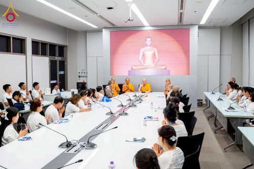 ภาพ No.222448:วันที่ 21 เมษายน พ.ศ. 2568 หลวงพ่อทัตตชีโวให้โอวาททีมงานอาสาสมัครเวียดนาม ณ อาคาร 100 ปี คุณยายมหารัตนอุบาสิกาจันทร์ ขนนกยูง วัดพระธรรมกาย