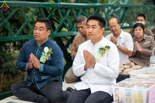 ภาพ No.101974:พิธีตักบาตรพระ 111 รูป ณ สะพานประวัติศาสตร์  อ.ปาย จ.แม่ฮ่องสอน วันอาทิตย์ที่ 10 ธันวาคม พ.ศ. 2566