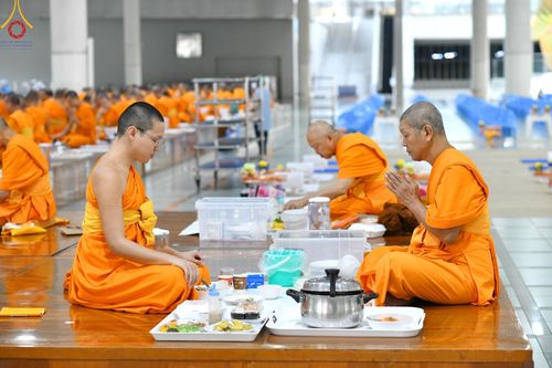 ภาพ No.174600:พิธีถวายภัตตาหารเมนูสวรรค์ เพื่อการบรรลุธรรม ณ หอฉันคุณยายอาจารย์ฯ วัดพระธรรมกาย วันที่ 23 พฤศจิกายน พ.ศ. 2567