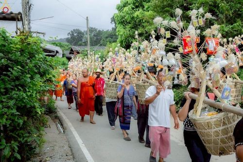 ภาพ No.253744:วันที่ 12 ตุลาคม พ.ศ. 2568 พิธีทอดกฐินสามัคคีทั่วไทย 30,000 วัด โดยคณะศิษยานุศิษย์ บูชาธรรม 81 ปี หลวงพ่อธัมมชโย ณ วัดดอยคำ ตำบลทากาศ  อำเภอแม่ทา จังหวัดลำพูน
