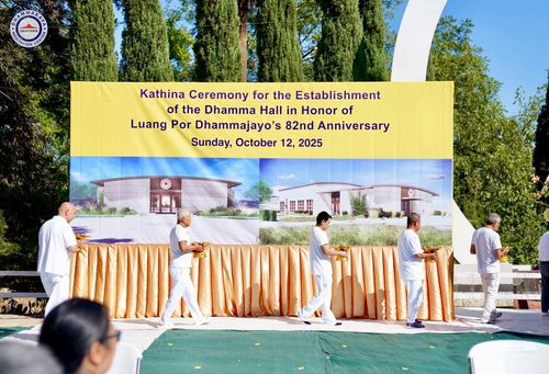 ภาพ No.252193:วันที่ 4-5 ตุลาคม พ.ศ. 2568  วัดพระธรรมกายแคลิฟอร์เนีย ประเทศสหรัฐอเมริกา ได้จัดพิธีตัดปอยผม โดยคณะสงฆ์ ญาติ ๆ และสาธุชน ให้กับนาคธรรมทายาท 8 ท่าน และได้จัดพิธีบรรพชา-อุปสมบท ฉลองพิธีทอดกฐินบรมจักรพรรดิ สร้างอุโบสถ 82 ปี บูชาธรรมหลวงพ่อธัมมชโย