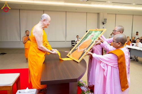 ภาพ No.223075:วันที่ 24 เมษายน พ.ศ. 2568 หลวงพ่อทัตตชีโวต้อนรับคณะเมียนมา อุบาสก อุบาสิกา 180 คน ณ อาคาร 100 ปี คุณยายมหารัตนอุบาสิกาจันทร์ ขนนกยูง วัดพระธรรมกาย