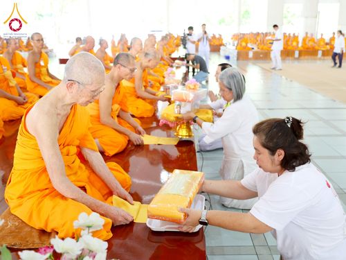 ภาพ No.262637:วันที่ 18,25 ตุลาคม พ.ศ. 2568 พิธีถวายภัตตาหารเมนูสวรรค์ เพื่อการบรรลุธรรม ณ หอฉันคุณยายอาจารย์ฯ วัดพระธรรมกาย