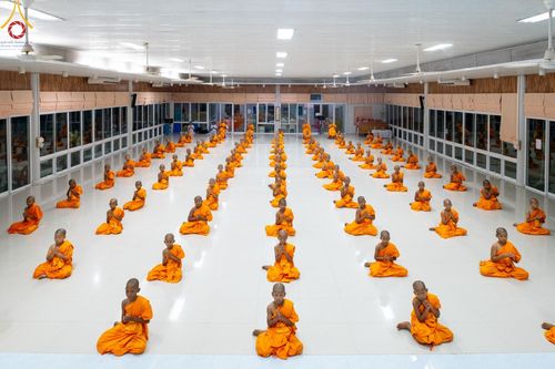 ภาพ No.62005:สามเณรจากศูนย์อบรมเยาวชนสุรินทร์ ออกบิณฑบาต รอบอำเภอเมือง จ.สุรินทร์ ในโครงการบรรพชาสามเณร ฟื้นฟูพระพุทธศาสนาทั่วไทย วันที่ 9 เมษายน พ.ศ. 2567