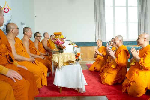 ภาพ No.265797:วันที่ 2 พฤศจิกายน พ.ศ. 2568 วัดพระธรรมกายเมลเบิร์น ได้มีโอกาสถวายการต้อนรับ พระเดชพระคุณ พระเทพปริยัติโสภณ เจ้าคณะจังหวัดกาญจนบุรี และเจ้าอาวาสวัดไชยชุมพลชนะสงคราม