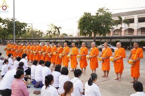 ภาพ No.136002:พระธรรมทายาท โครงการบวชพระนานาชาติ AEC & WAB ผู้บริหารรุ่นที่ 2 บิณฑบาต ณ หอฉันคุณยายอาจารย์ฯ เมืองแก้วมณี หมู่บ้านแก้วพุทธรักษา วันที่ 28 เมษายน พ.ศ. 2567