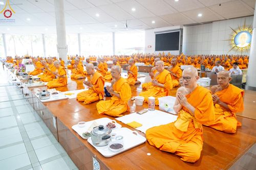 ภาพ No.143138:พิธีถวายภัตตาหารเพื่อเป็นกำลังแห่งการเข้าถึงธรรม ของพระภิกษุสามเณร วัดพระธรรมกาย วันเสาร์ที่ 6 กรกฏาคม พ.ศ. 2567 ณ หอฉันคุณยายอาจารย์ วัดพระธรรมกาย จ.ปทุมธานี