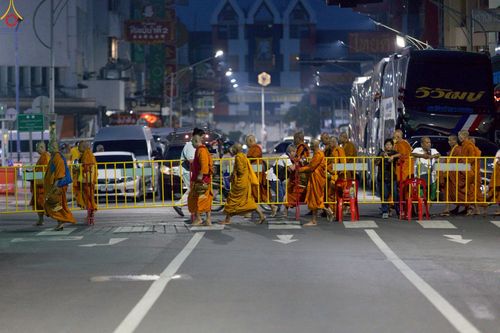 ภาพ No.237016:วันอาทิตย์ที่ 10 สิงหาคม พ.ศ. 2568 มหาสังฆทานครั้งยิ่งใหญ่ ตักบาตรพระ 10,000 รูป ถ.นิพัทธ์อุทิศ 3 ใจกลางนครหาดใหญ่ จ.สงขลา (ชุดที่ 2)