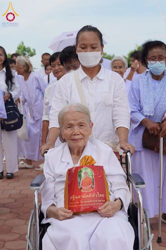 ภาพ No.170510:พิธีทอดกฐิน ณ วัดทองประดิษฐ์ จ.สุพรรณบุรี ในโครงการกฐินสามัคคีทั่วไทย 30,000 วัด บูชาธรรม 80 ปี หลวงพ่อธัมมชโย โดยคณะศิษยานุศิษย์วัดพระธรรมกาย วันที่ 27 ตุลาคม พ.ศ. 2567