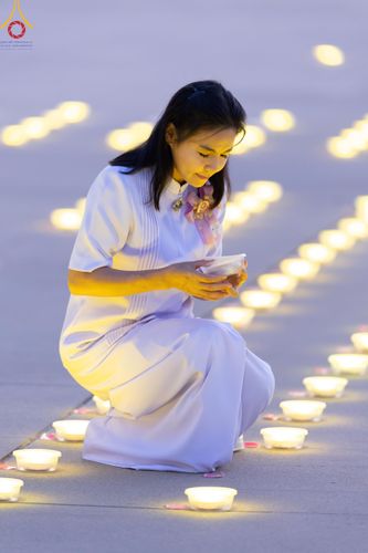 ภาพ No.59835:คณะสงฆ์และสาธุชนร่วมใจกัน สวดมนต์บทธัมมจักกัปปวัตนสูตร ครบ 6,315,808,080 จบ และจุดประทีปแปรอักษร ถวายเป็นพุทธบูชา เนื่องในวาระ "ฉลองอายุวัฒนมงคล 80 ปี หลวงพ่อธัมมชโย" ณ ลานธรรม มหารัตนวิหารคด วัดพระธรรมกาย