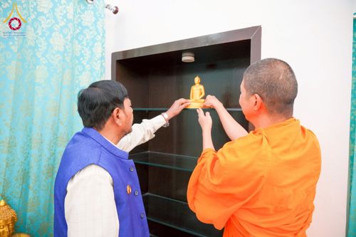 ภาพ No.213369:วันที่ 26 มีนาคม พ.ศ. 2568 วัดพระธรรมกายและมูลนิธิธรรมกาย มอบพระธรรมกายบรรจุพระธาตุแก่รัฐมนตรีว่าการกระทรวงยุติธรรมฯ ประเทศอินเดีย