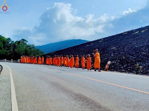 ภาพ No.218180:วันอังคารที่ 16 เมษายน พ.ศ. 2568 กิจกรรมสามเณรเดินธรรมยาตรา ในโครงการบรรพชา สามเณรภาคฤดูร้อนปี 2568 ศูนย์ปฏิบัติธรรมเขาคิชฌกูฏ จันทบุรี
