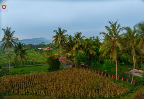 ภาพ No.105138:สามเณรธรรมทายาทชาวอินโดนีเซียกว่า 1,000 รูป เดินธรรมยาตรา บูชาพระสัมมาสัมพุทธเจ้า ณ มหาเจดีย์บุโรพุทโธ ประเทศอินโดนีเซีย ในวันที่ 27 ธันวาคม พ.ศ. 2566