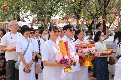 ภาพ No.183750:พิธีทอดกฐิน ณ วัดโตนด จ.นนทบุรี ในโครงการทอดกฐินสามัคคีทั่วไทย 30,000 วัด บูชาธรรม 80 ปี หลวงพ่อธัมมชโย โดยคณะศิษยานุศิษย์วัดพระธรรมกาย วันที่ 10 พฤศจิกายน พ.ศ. 2567