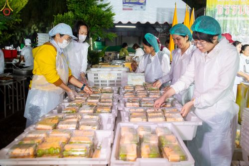 ภาพ No.189925:พิธีถวายภัตตาหารเป็นสังฆทาน แด่พระธรรมยาตรา ณ อนุสรณ์สถานมหาวิหารพระมงคลเทพมุนี (โลตัสแลนด์) อ.สองพี่น้อง จ.สุพรรณบุรี ในโครงการธรรมยาตรา กตัญญูบูชา มหาปูชนียาจารย์ พระมงคลเทพมุนี(สด จนฺทสโร) พระผู้ปราบมาร อนุสรณ์สถาน 7 แห่ง ปีที่ 13 วันที่ 6 มกราคม 2568