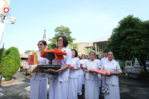 ภาพ No.182550:พิธีทอดกฐิน ณ วัดจันทร์นอก กรุงเทพมหานคร  ในโครงการทอดกฐินสามัคคีทั่วไทย 30,000 วัด บูชาธรรม 80 ปี หลวงพ่อธัมมชโย โดยคณะศิษยานุศิษย์วัดพระธรรมกาย วันที่ 10 พฤศจิกายน พ.ศ. 2567