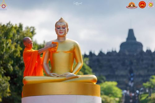 ภาพ No.224705:วันที่ 11 -12 พฤษภาคม พ.ศ. 2568 คณะพระอาจารย์ เจ้าหน้าที่ อาสาสมัคร นักศึกษา ทั้งชาวอินโดนีเซีย และชาวไทย ร่วมแรงร่วมใจ เตรียมงาน เก็บงาน ในวันวิสาขบูชา ณ พระมหาเจดีย์บรมพุทโธ ประเทศอินโดนีเซีย