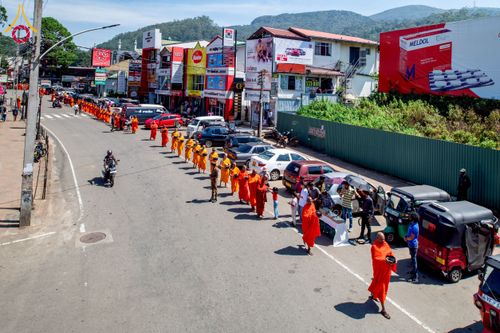 ภาพ No.225609:วันที่ 5 พฤษภาคม พ.ศ. 2568 พิธีบิณฑบาตรอบเมืองนูวราอิลิย่า ฉลองเทศกาลวิสาขบูชา แห่งชาติประเทศศรีลังกา