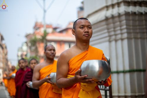 ภาพ No.80189:สามเณรในโครงการบรรพชาสามเณรหมู่ รับบิณฑบาตจากญาติโยมสาธชุน บริเวณชุมชน Patan และ Thamel กรุงกาฐมาณฑุ ประเทศเนปาล วันที่ 31 มีนาคม พ.ศ. 2566