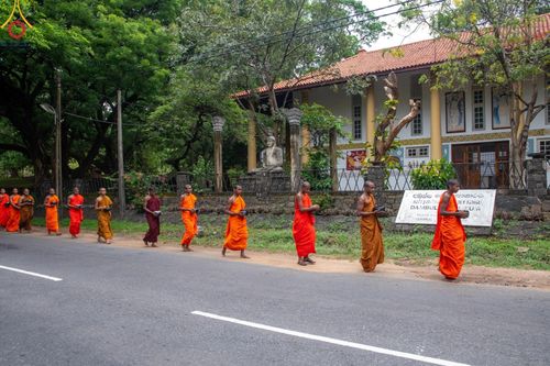ภาพ No.139370:พิธีตักบาตรรอบเมืองดัมบุลล่า เทศกาลวิสาขบูชาแห่งชาติ ศรีลังกา เมื่อวันที่ 16 พฤษภาคมที่ผ่านมา คณะสงฆ์จากวัดพระธรรมกาย และคณะพระภิกษุสามเณรศรีลังกา ในโครงการสยาม-ลังกา ธรรมยาตรา ฉลองเทศกาลวิสาขบูชาแห่งชาติ ศรีลังกา บูชาธรรม 80 ปีหลวงพ่อธัมมชโย