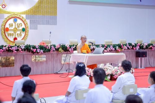 ภาพ No.249029:วันที่ 26-28 กันยายน พ.ศ. 2568 โครงการอบรม อุบาสกแก้ว อุบาสิกาแก้ว รุ่นที่ 3  ณ ศูนย์ปฏิบัติธรรมสมุทรปราการ ได้รับความเมตตาจากคณะสงฆ์ในพื้นที่  รวมถึงผู้บริหารสถานศึกษา ที่นำนักเรียนระดับมัธยมปลาย  มารับฟังข้อมูลเพื่อที่จะเป็นกำลังสำคัญ ในการเข้าร่วมขบวน