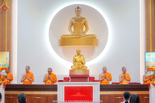 ภาพ No.161347:วัดพระธรรมกายลอนดอน สหราชอาณาจักร จัดงานบุญ น้อมถวายเป็นพุทธบูชา และบูชาธรรมเนื่องในวาระ 140 ปี วันคล้ายวันเกิดด้วยรูปกายเนื้อของ พระมงคลเทพมุนี (สด จนฺทสโร) พระผู้ปราบมาร ในวันที่ 10 ตุลาคม พ.ศ. 2567