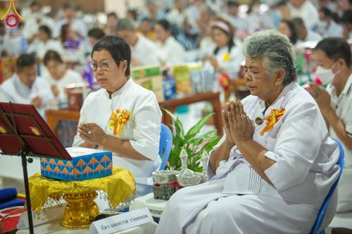 ภาพ No.115428:พิธีตักบาตรฉลองพระใหม่ ในโครงการอุปสมบทหมู่บูชาธรรม 115 ปี คุณยายอาจารย์มหารัตนอุบาสิกาจันทร์ ขนนกยูง วันที่ 19  มกราคม พ.ศ. 2567 ณ มหารัตนวิหารคด วัดพระธรรมกาย