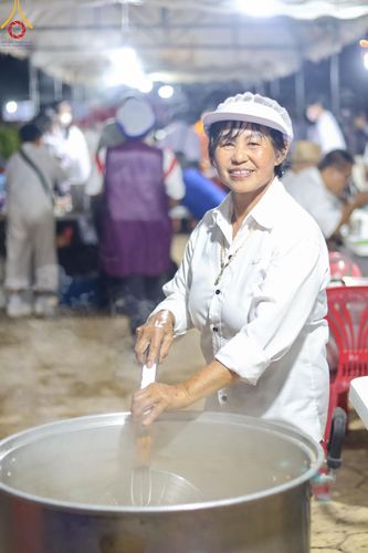 ภาพ No.180375:พิธีตักบาตรพระ ๑,๐๐๐ รูป ฉลองเมืองลำปาง ๑,๓๔๔ ปี วันเสาร์ที่ ๗ ธันวาคม พ.ศ. ๒๕๖๗ ณ ลานพระบรมราชานุสาวรีย์ พระนเรศวรมหาราช อ.เกาะคา จ.ลำปาง